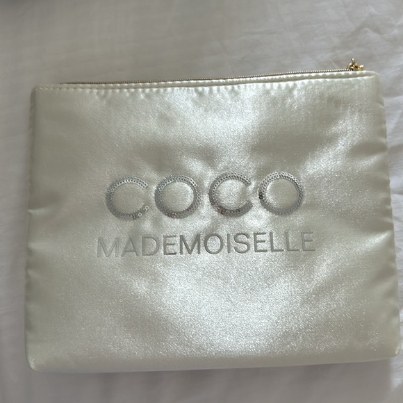 Beautiful , silk , sequined embroidered make up bag for your purse or travel - Picture 2 of 2